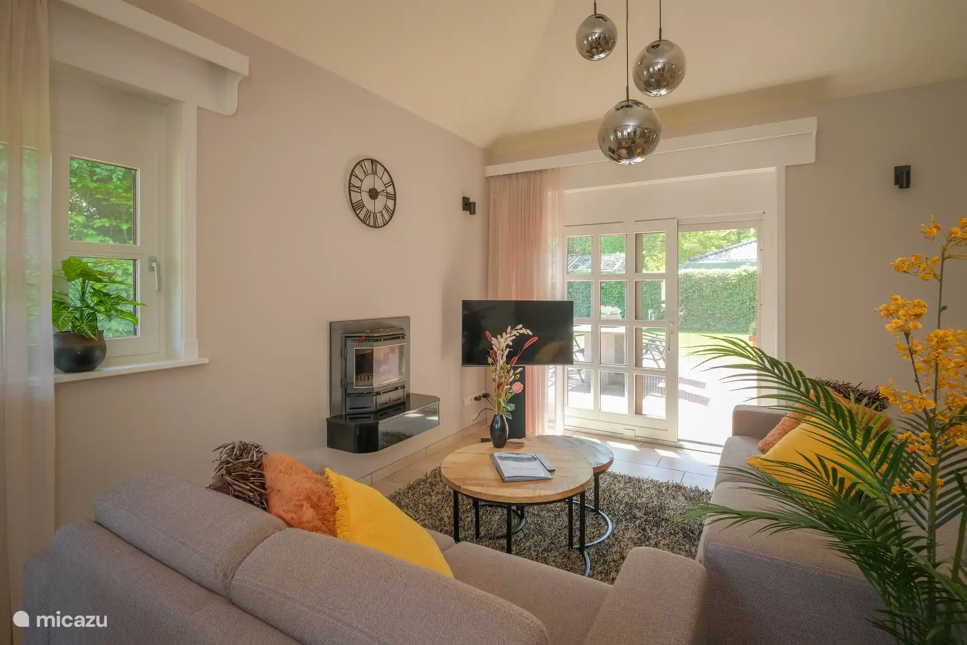 Wohnraum mit Blick auf die Terrasse