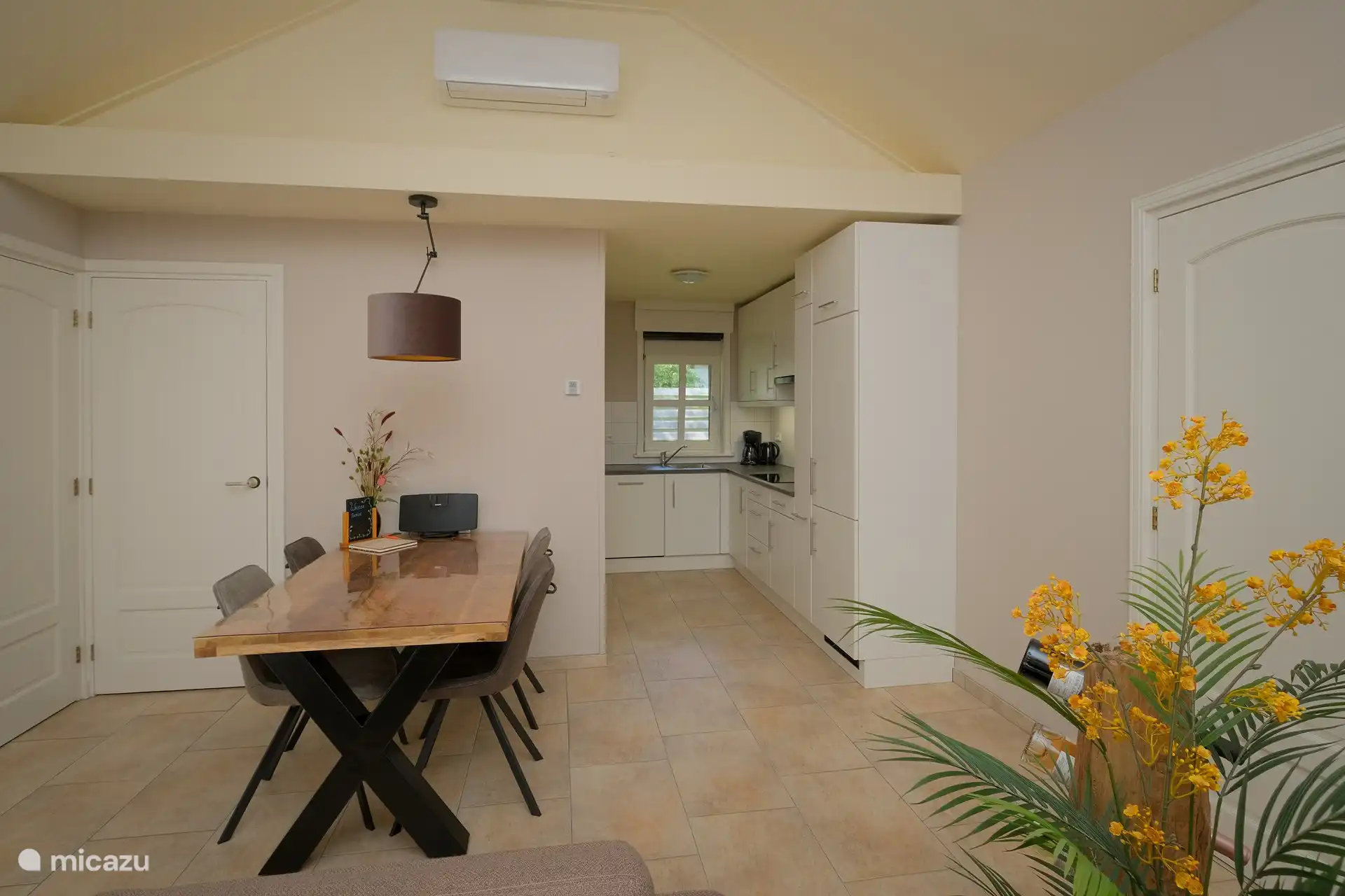 Wohnraum, Wohnzimmer mit offener Küche