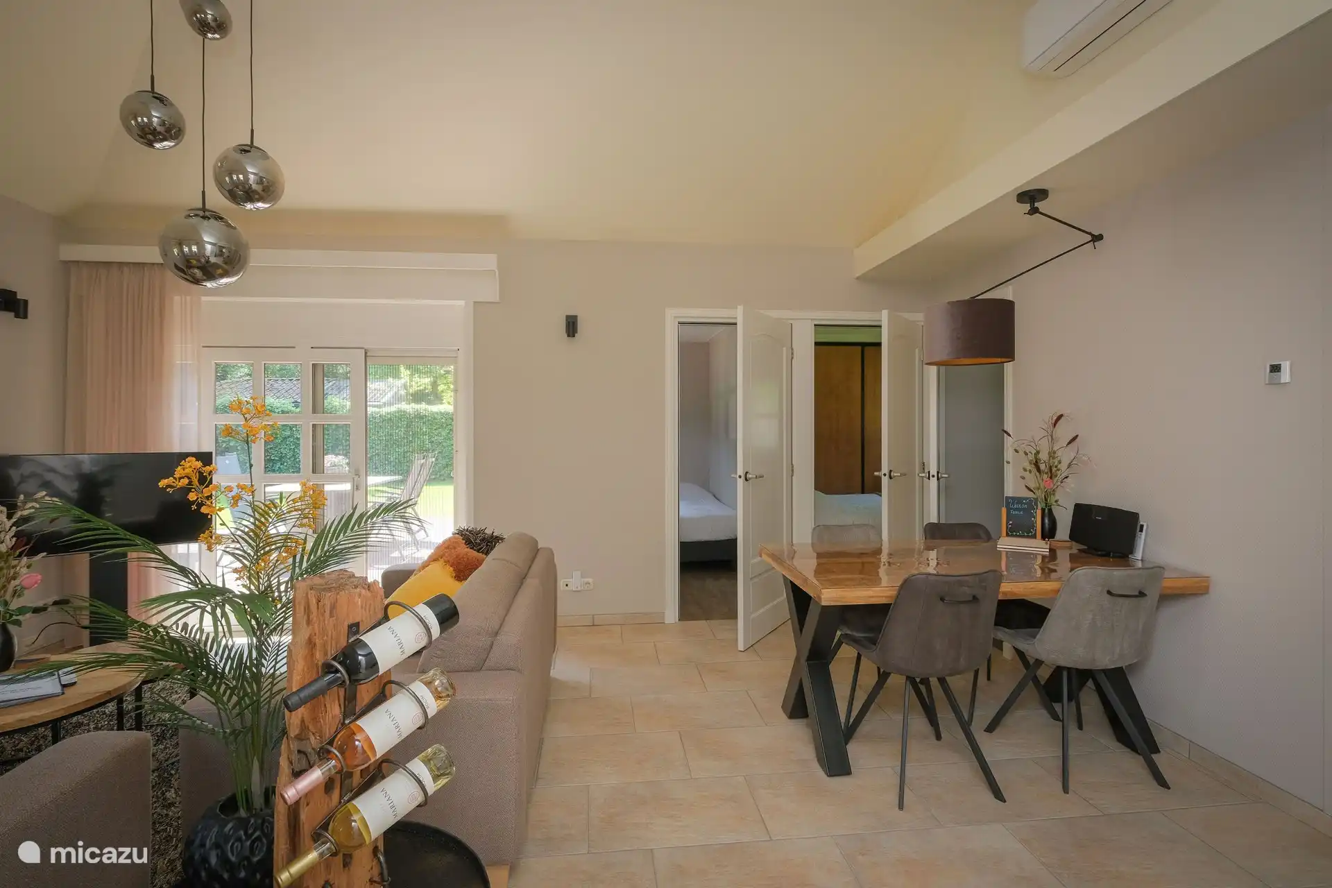 Wohnzimmer, Wohnbereich, Esstisch im Innenbereich mit Blick auf Terrasse und Garten, Zugang zu Schlafzimmern