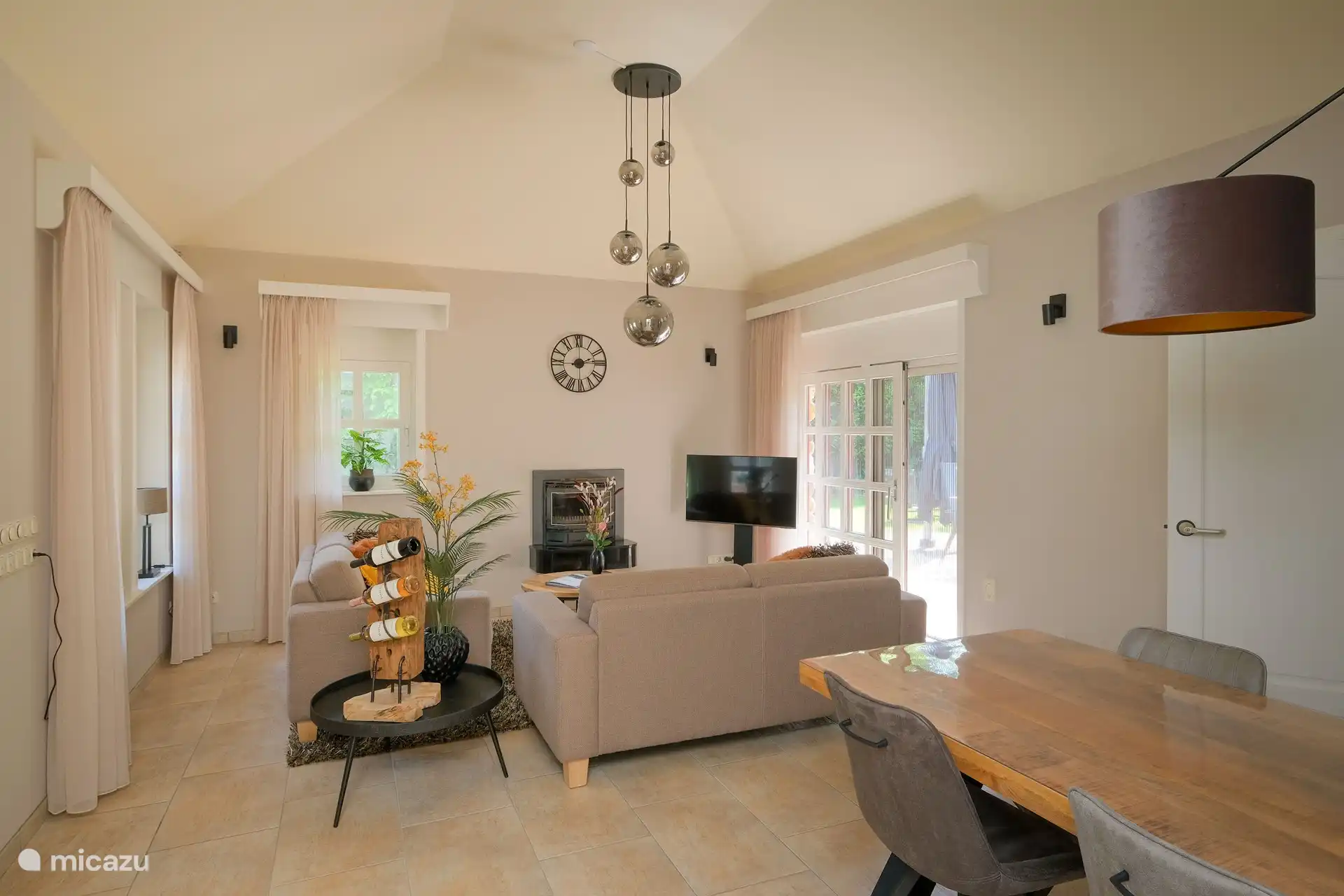 Wohnraum mit offener Küche