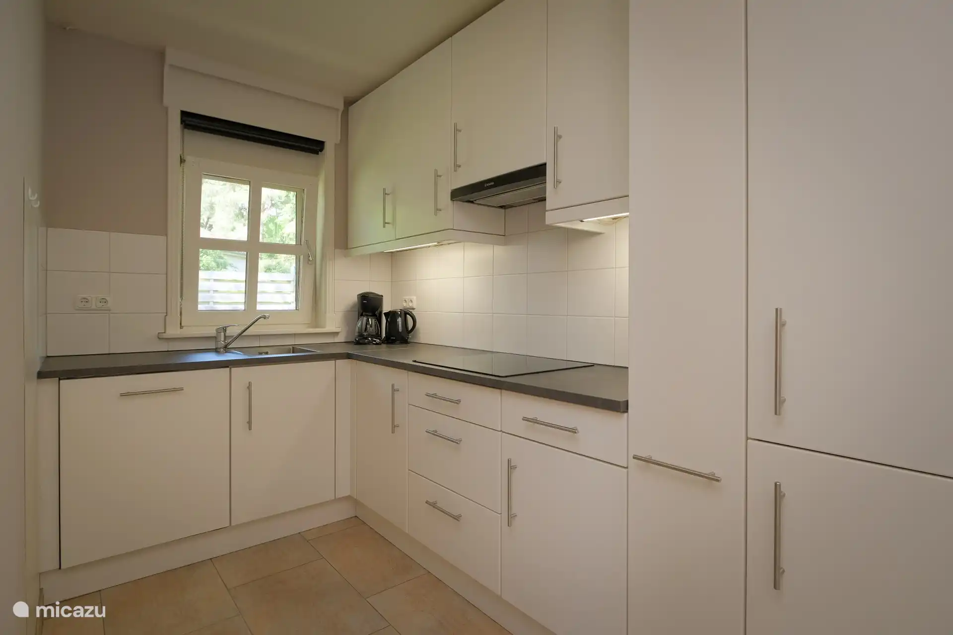 Offene Küche mit Kühl-/Gefrierschrank, Geschirrspüler, Induktionskochfeld, Heißluftfritteuse/Minibackofen, Kaffeemaschine und Wasserkocher