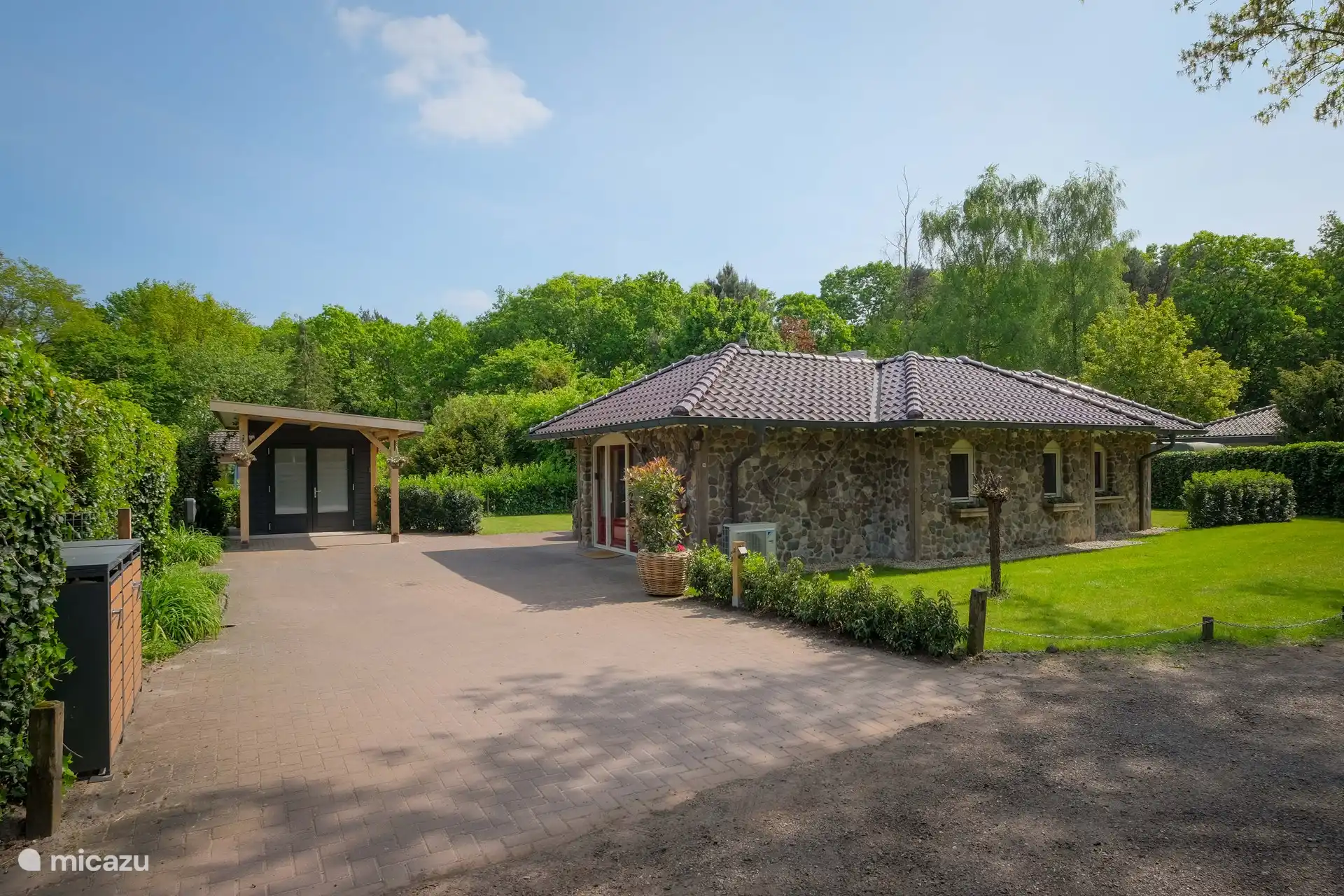 Frontansicht, Einfahrt mit Schuppen und Elektroladestation für Auto und Elektroladestation für Elektrofahrräder