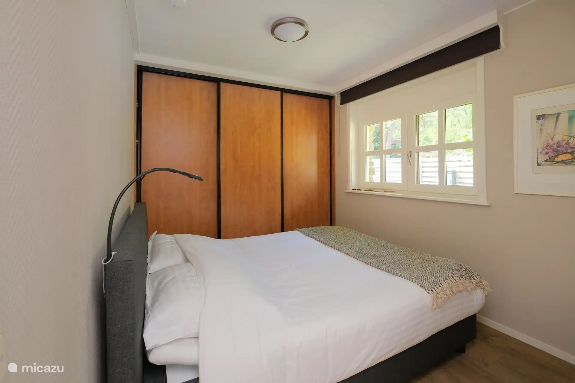 Größtes Schlafzimmer mit Boxspringbett 160x200 und großem Schwebetürenschrank