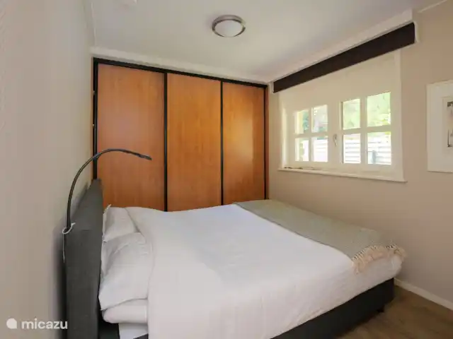 Bosparel huren in Nederland, Overijssel, Holten - vakantiehuis Grootste slaapkamer met boxpring bed 160x200 en grote schuifdeurkast