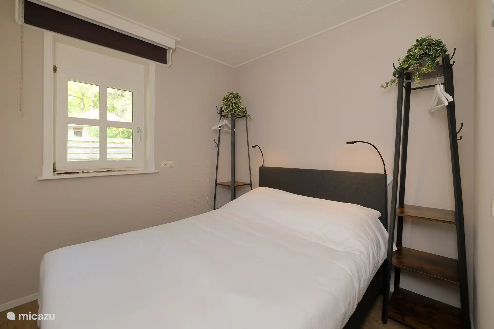 Schlafzimmer mit Dreiviertel-Boxspringbett 140x200