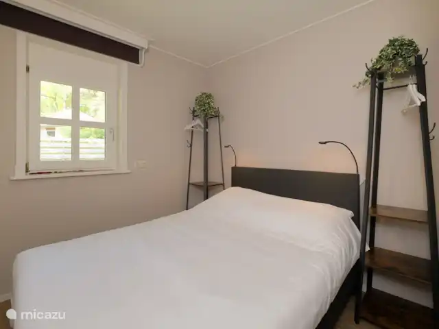 Bosparel huren in Nederland, Overijssel, Holten - vakantiehuis Slaapkamer met twijfelaar boxpring bed 140x200