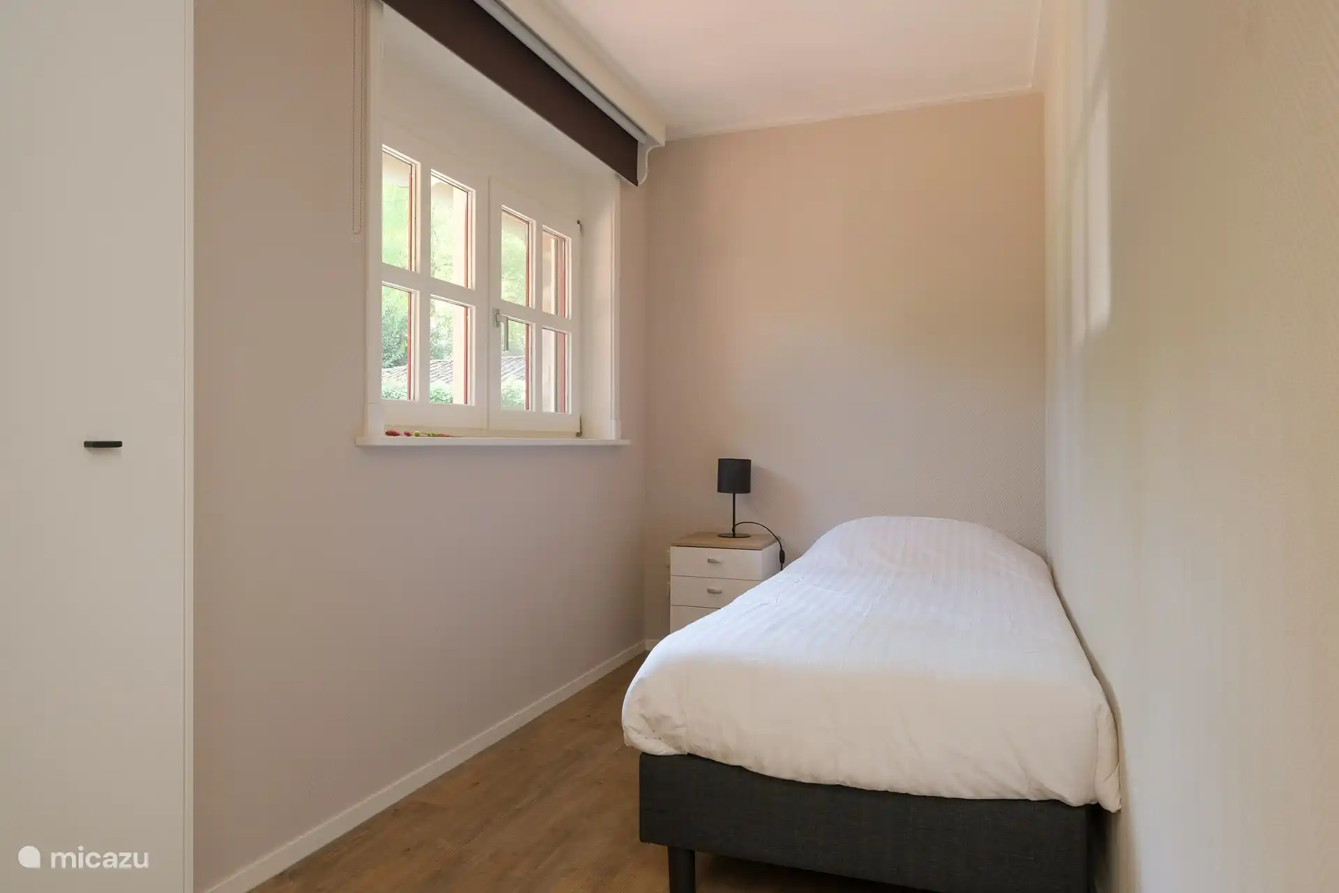 Kleinstes Schlafzimmer mit 1-Personen-Boxspringbett 90x210 