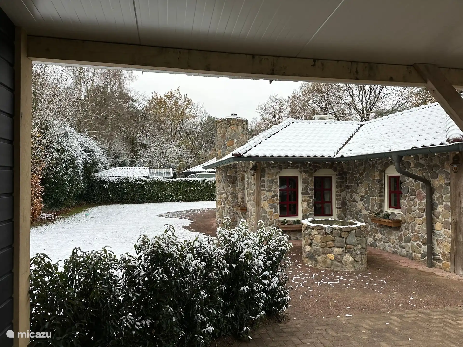 Waldperle im Winter mit Schnee