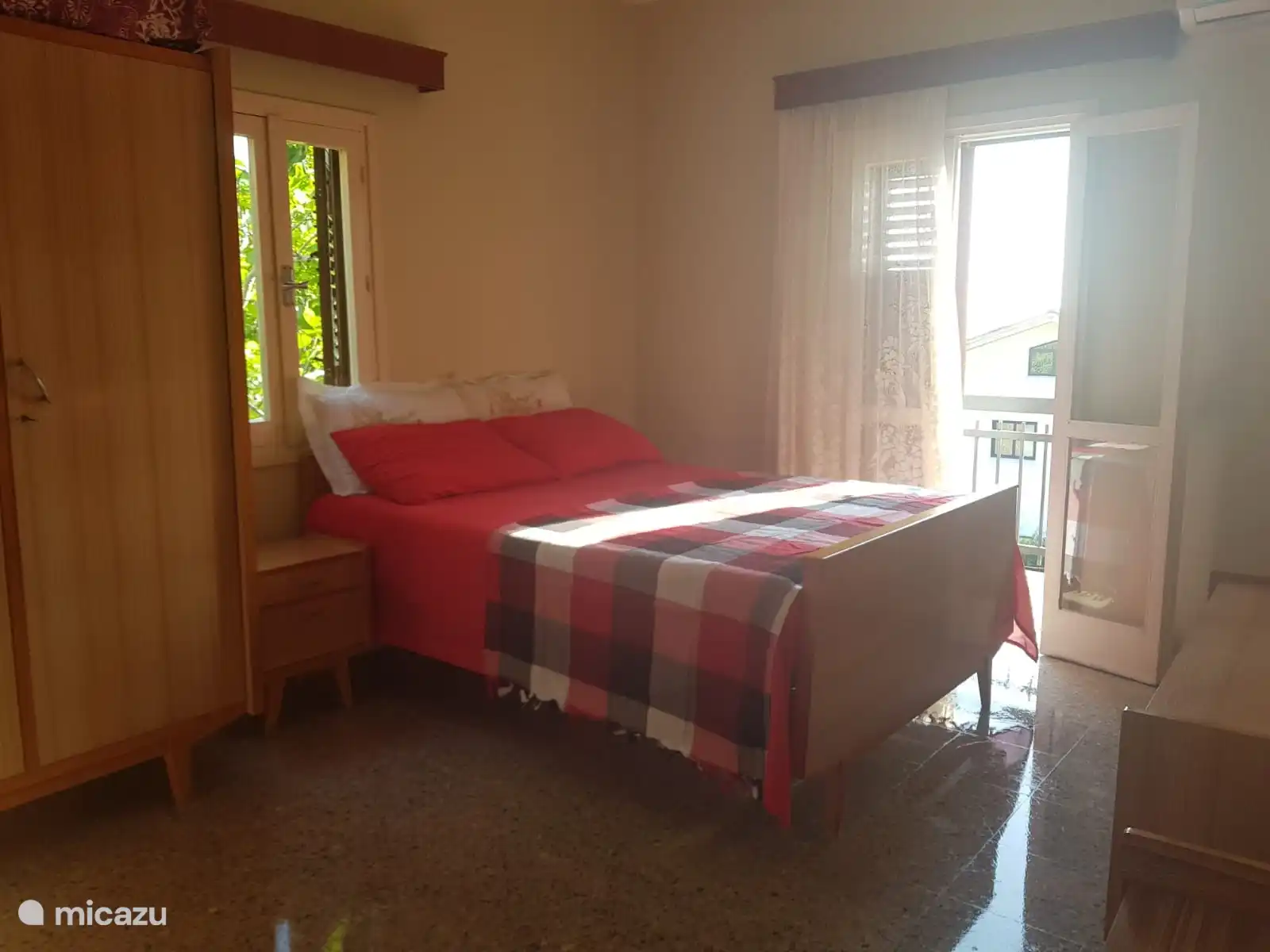 Primer dormitorio La cama de matrimonio.