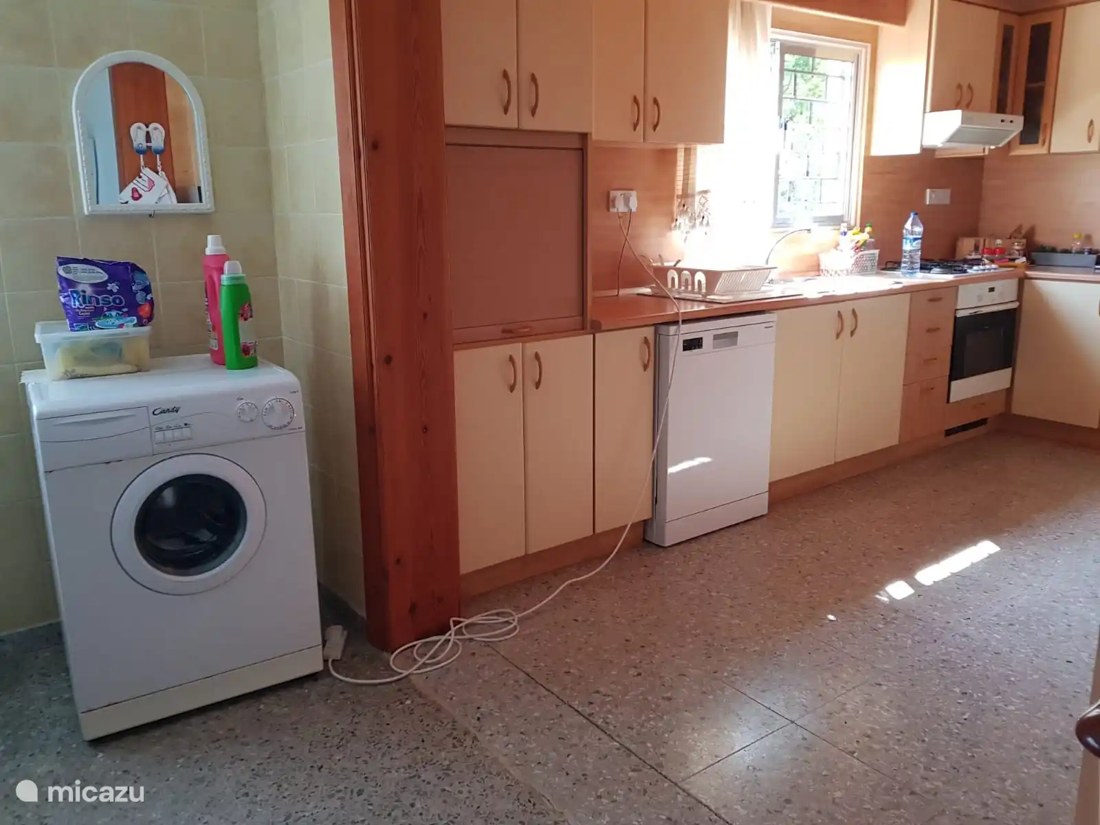 Lava tu ropa aquí. La ropa mojada se puede colgar en el tendedero cerca del camino de entrada.