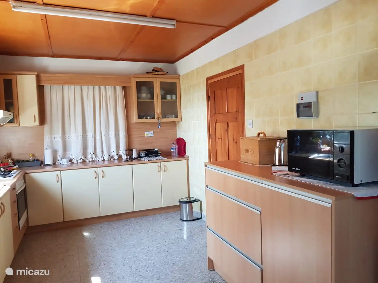 La cocina y la puerta al exterior.