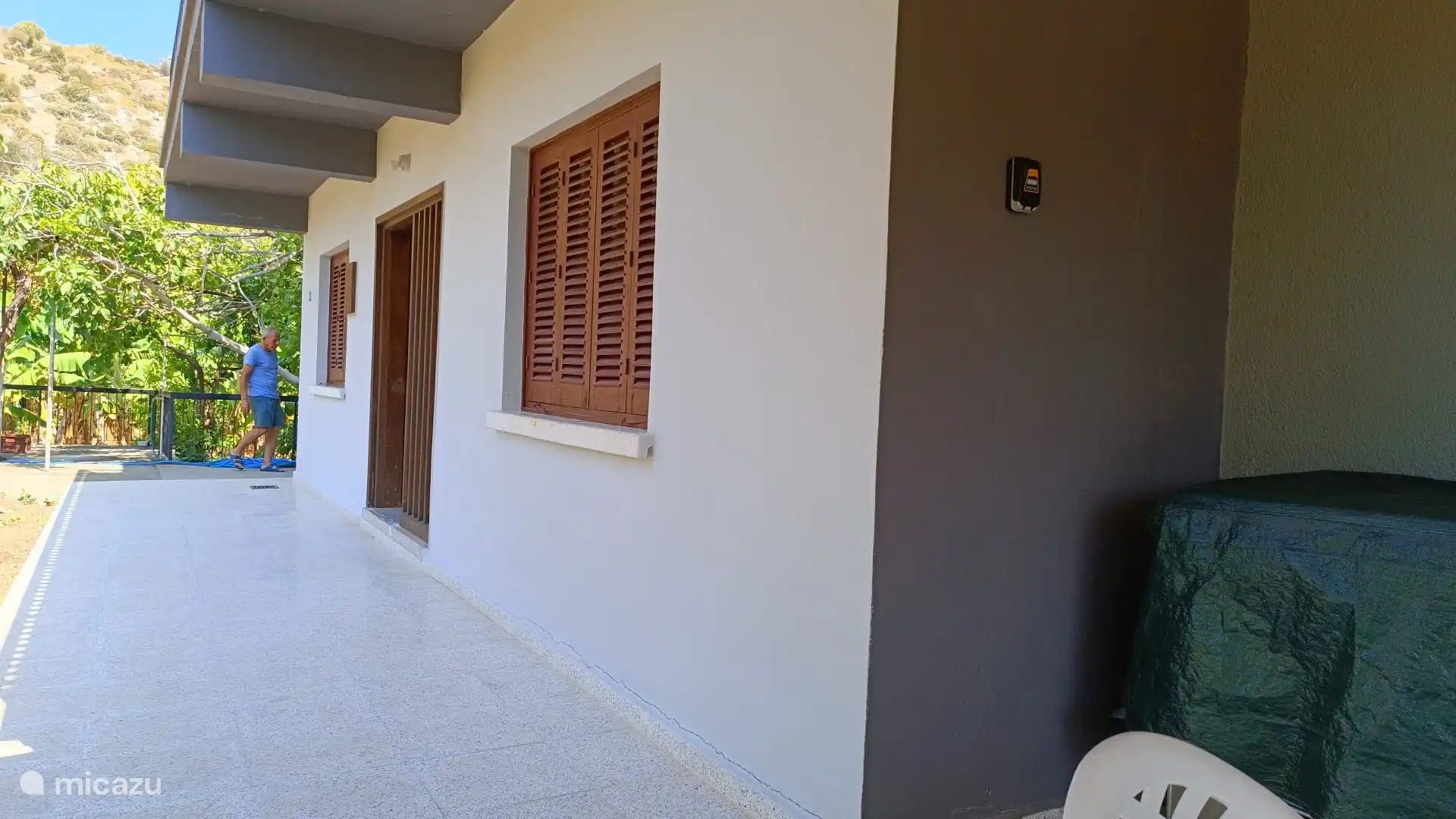 El frente de la casa. Y mi padre. Hola papá.