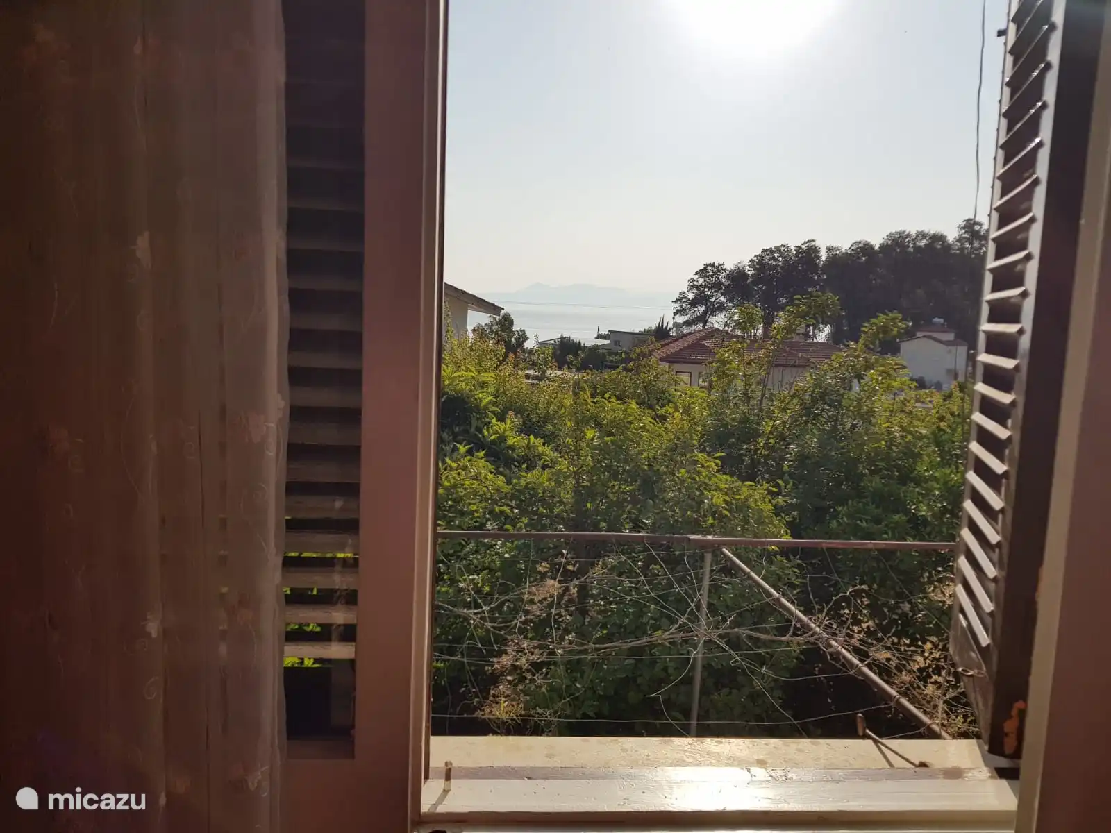 Las ventanas del dormitorio se pueden abrir. Disfrute del aire fresco del mar.