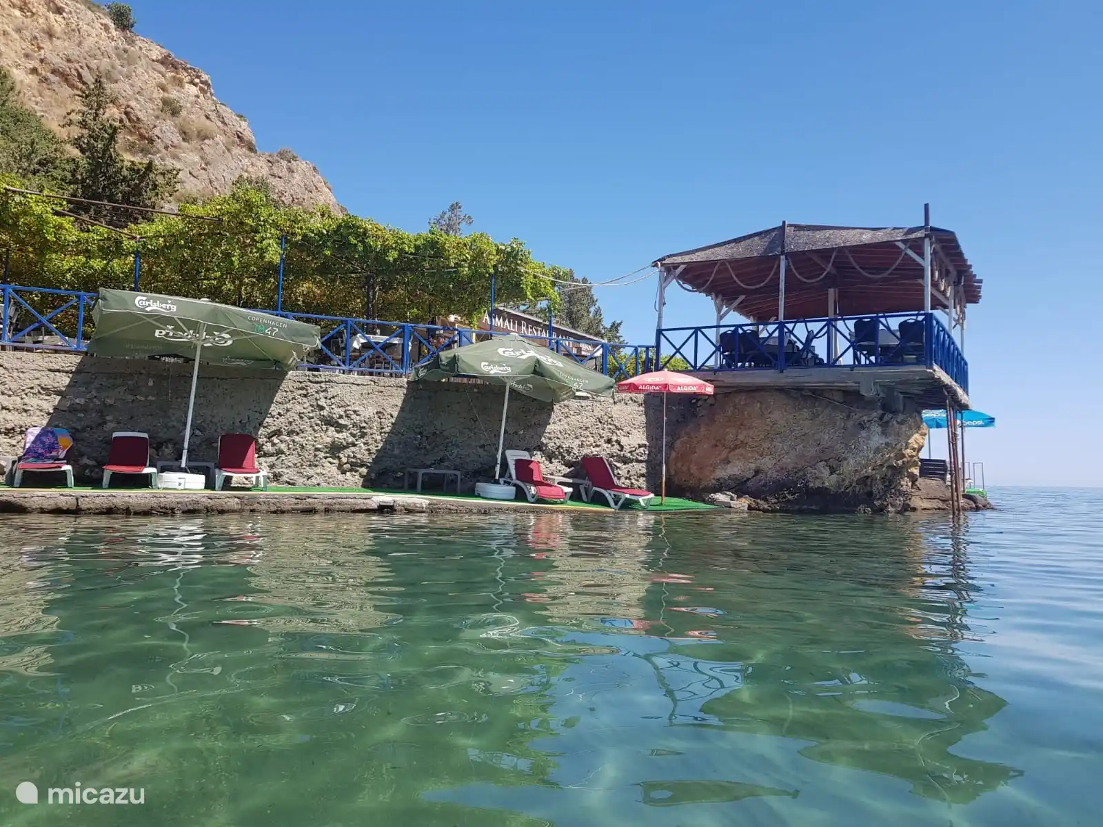 El restaurante con el viñedo centenario y el pozo.