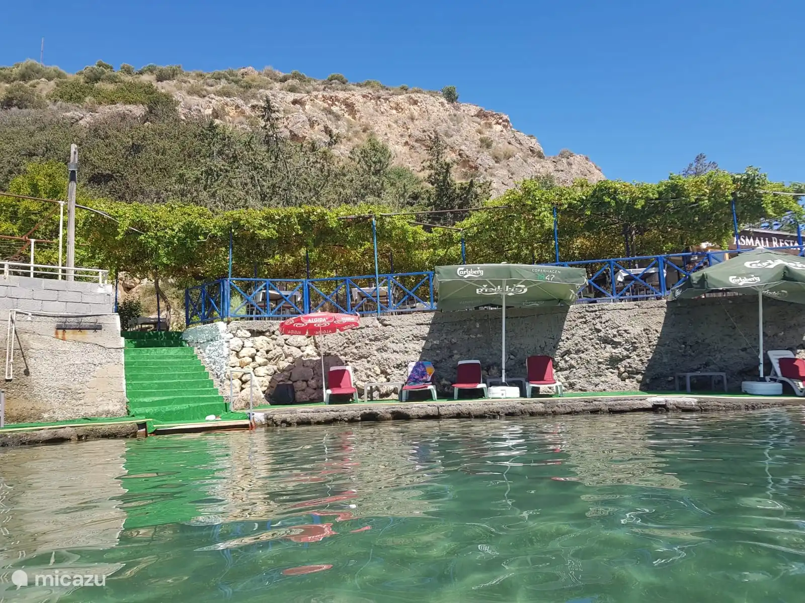 El lugar ideal para adentrarse en el mar. Hay una ducha cerca.
