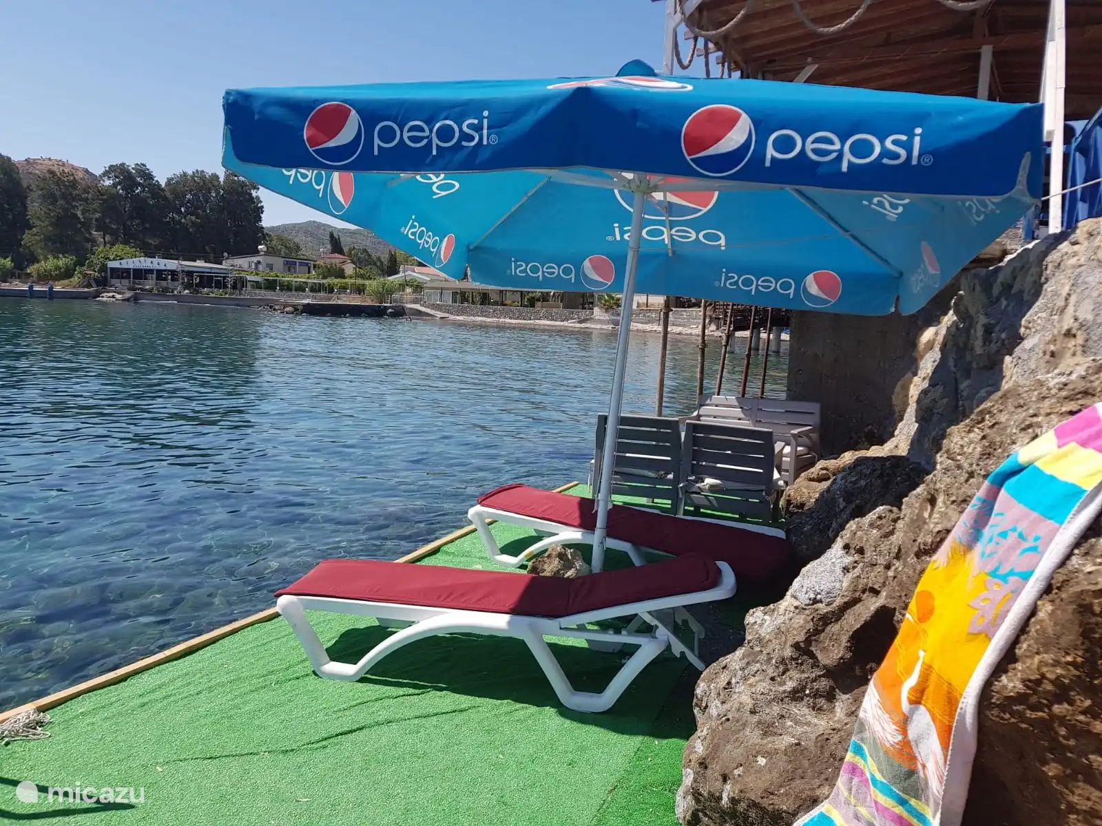 Punto de embarque y tumbonas en el restaurante cercano.