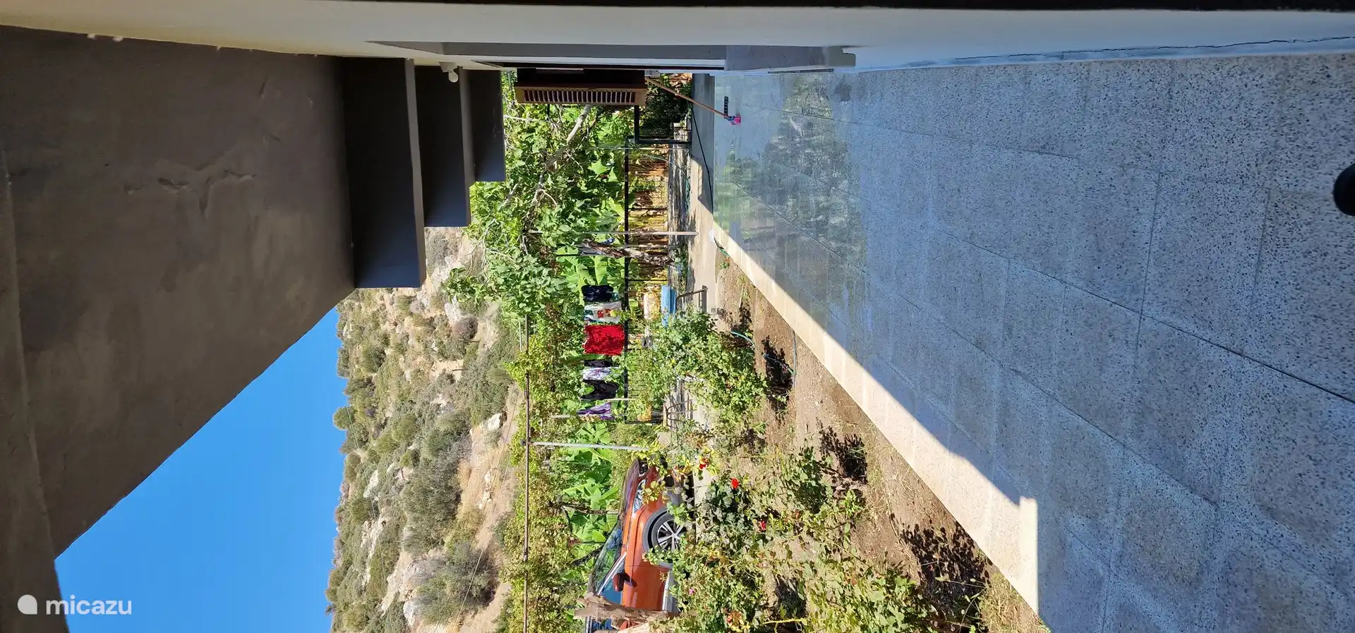 No requiere secadora. El sol seca la ropa mojada en minutos.