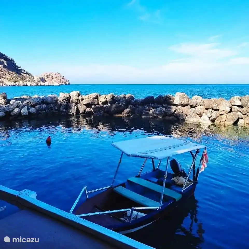 Pequeño puerto protegido.