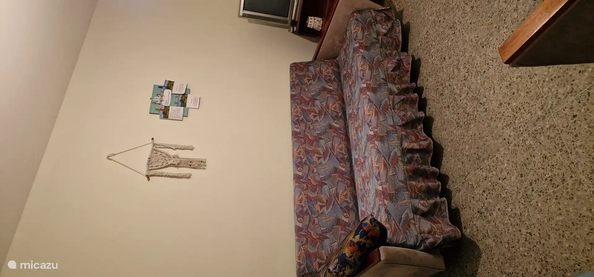 Aquí, en la sala de estar, podrá sentarse o tomar una siesta después de un largo día.