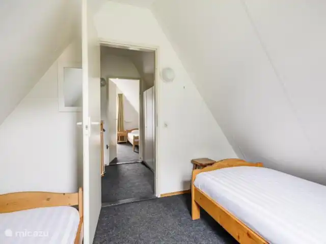 Bungalow de vacances Het Hedgehog House | Pays-Bas, Overijssel, Gramsbergen - maison de vacances La plus grande chambre de la maison est située à l'étage et dispose d'un balcon privé donnant sur l'étang. La chambre offre suffisamment d'espace pour un couchage supplémentaire pour un petit enfant dans le lit de camping standard.