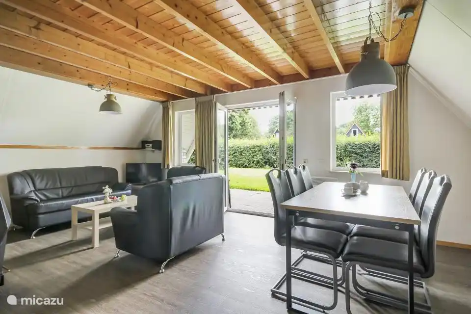 La table à manger avec 6 chaises et la possibilité d'ajouter une chaise haute (gratuite).