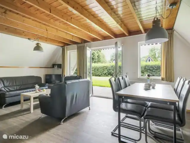 Bungalow de vacances Het Hedgehog House | Pays-Bas, Overijssel, Gramsbergen - maison de vacances La table à manger avec 6 chaises et la possibilité d'ajouter une chaise haute (gratuite).