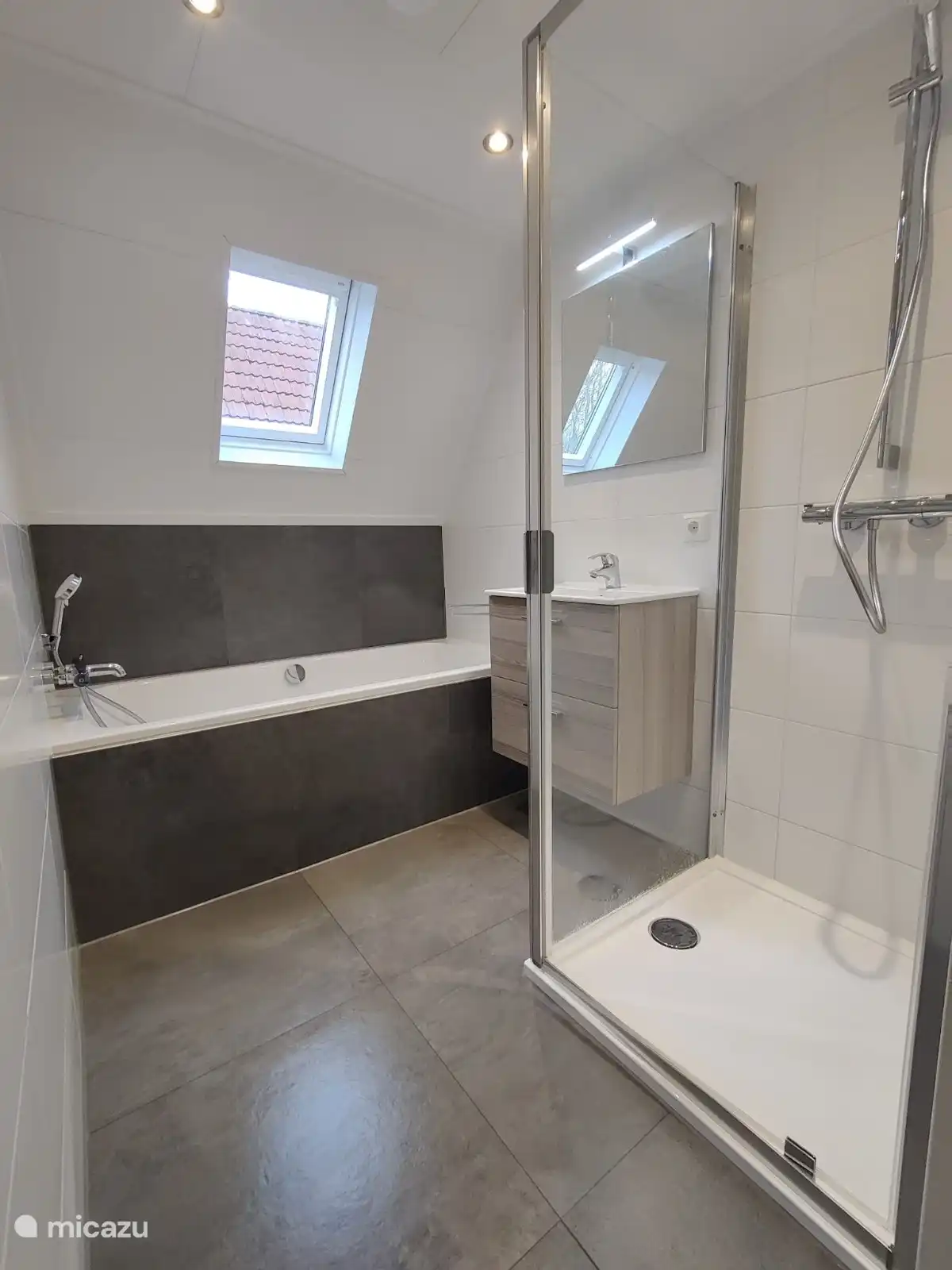 Salle de bain chauffée avec douche à l'italienne, baignoire et lavabo