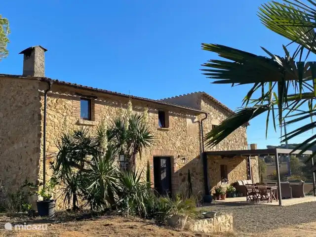 Can Massanet - appartement Luna | Espagne, Costa Brava, Llagostera - appartement Palmier et yuccas devant la Masia et aussi une grande terrasse.