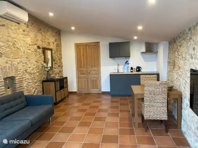 Can Massanet - appartement Luna | Espagne, Costa Brava, Llagostera - appartement Grand séjour avec cuisine.