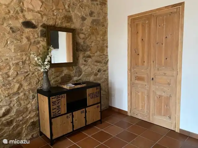 Can Massanet - appartement Luna | Espagne, Costa Brava, Llagostera - appartement Armoire industrielle avec miroir ancien