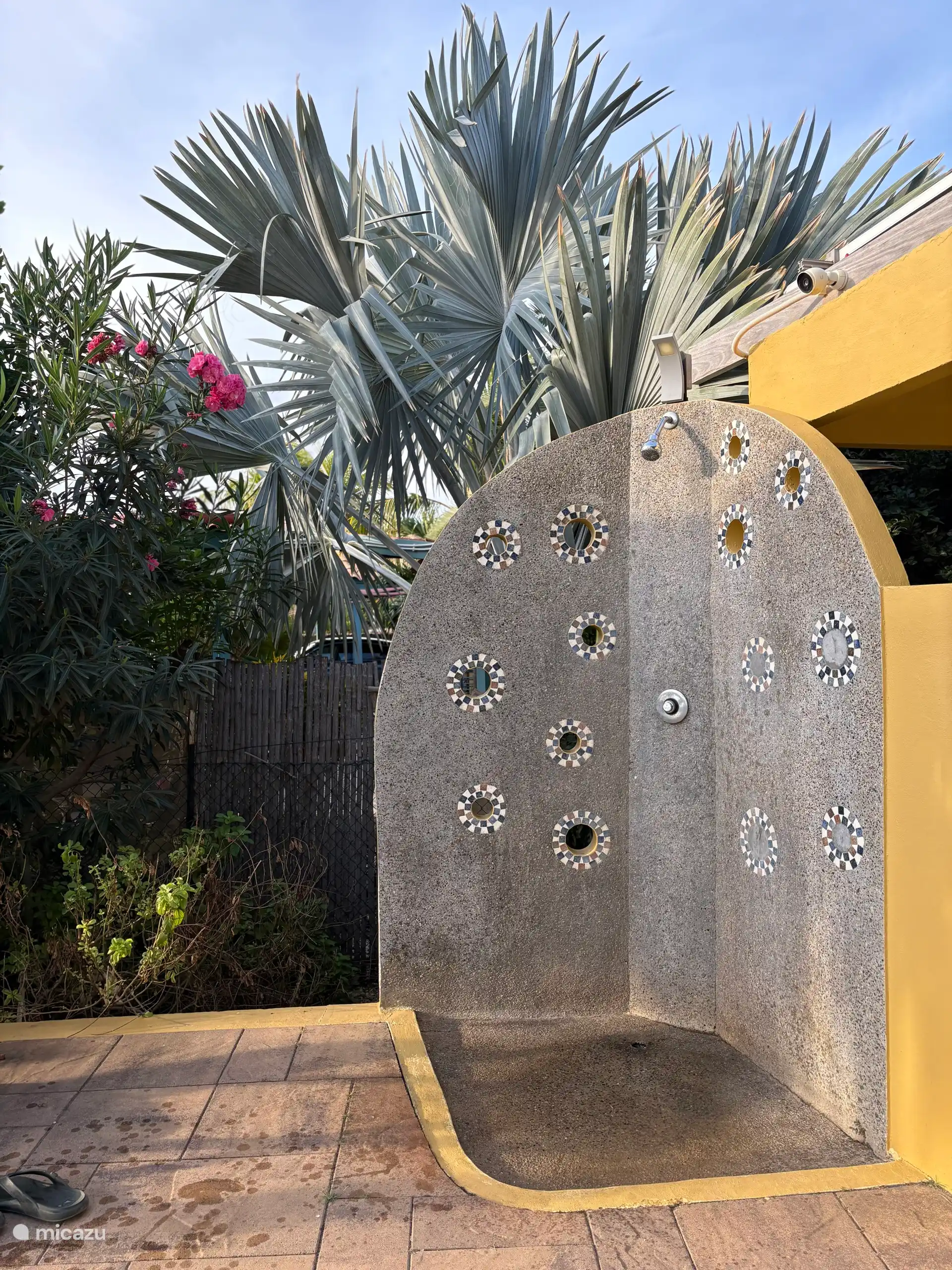 Douche extérieure près de la piscine 