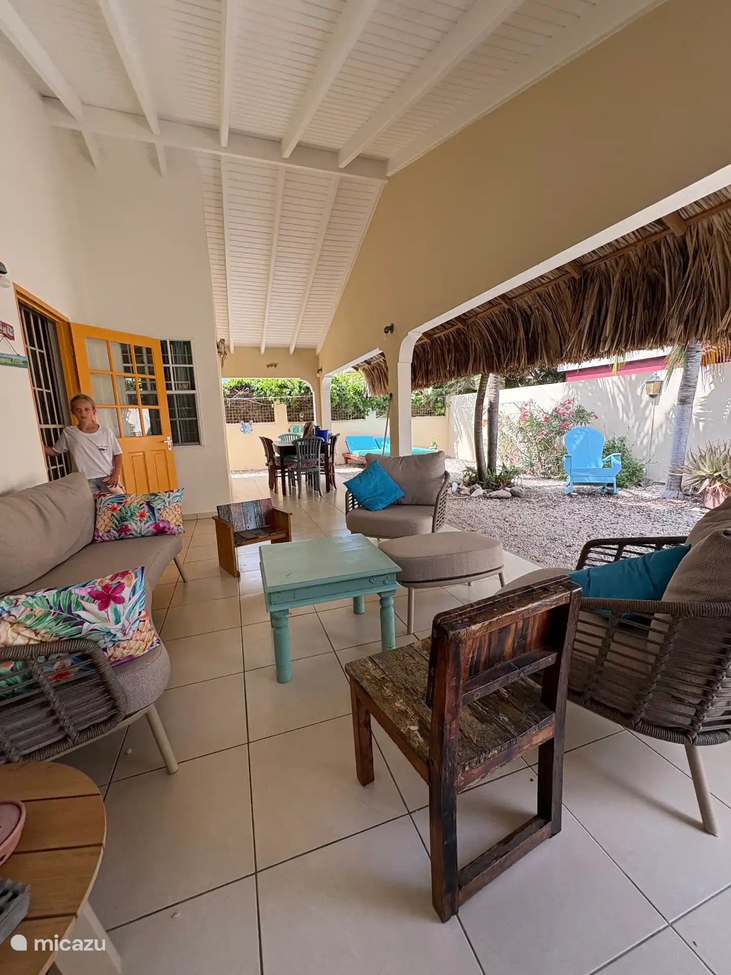 Joli jardin tropical avec plusieurs options de sièges et beaucoup d’intimité.