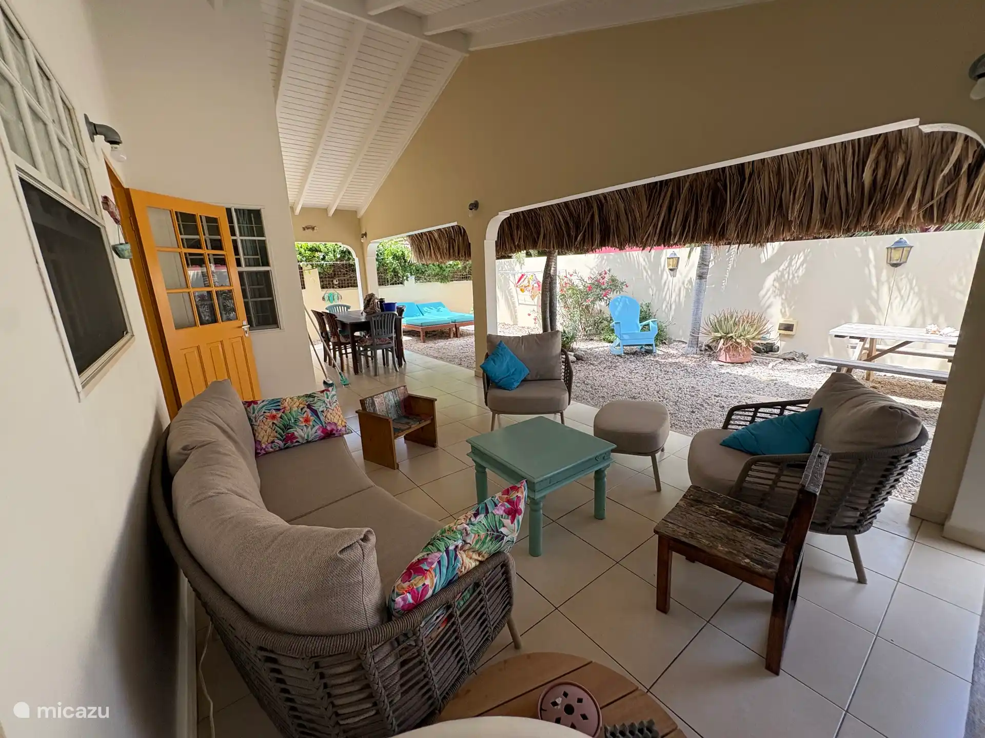 Un joli espace extérieur avec différentes options de sièges 