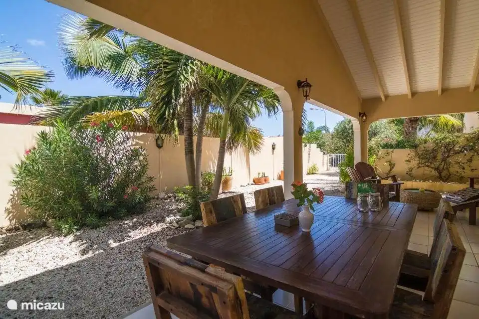 De veranda en je ziet de oprit naar het vakantiehuis. 