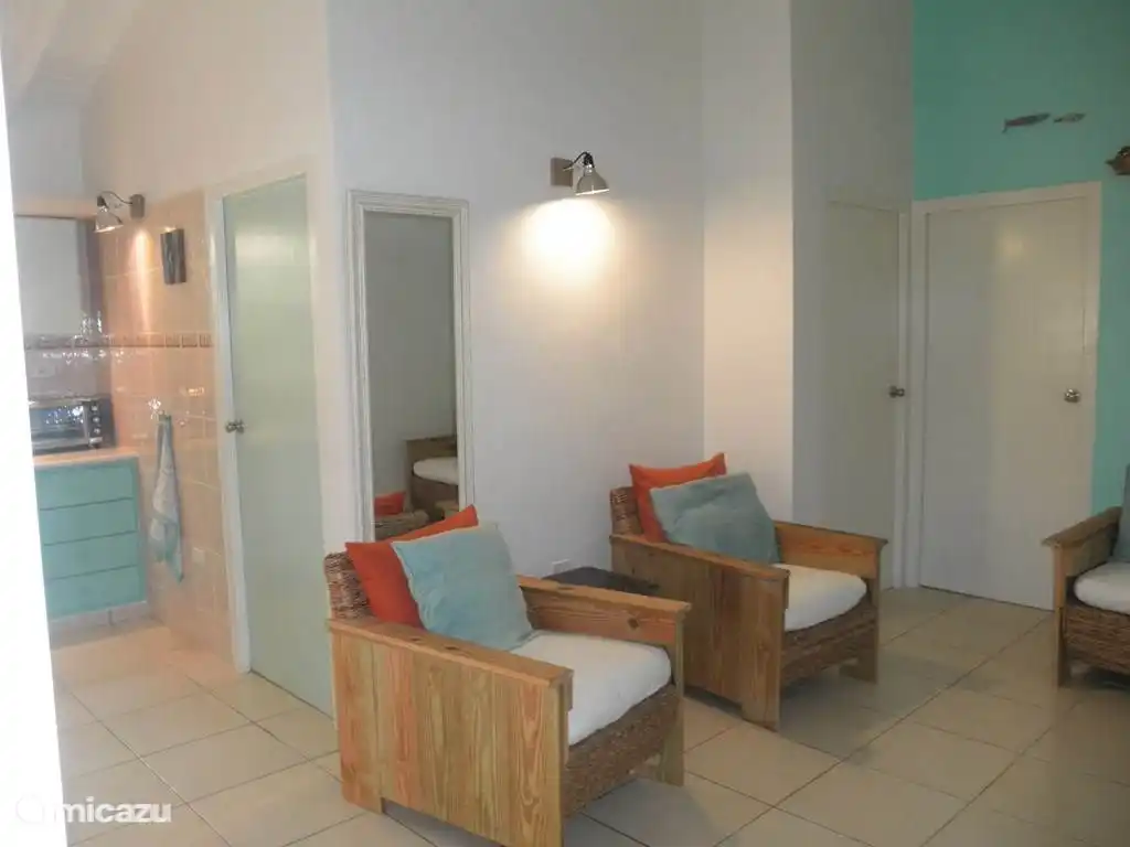 Links de keuken. Rechts de woonkamer.