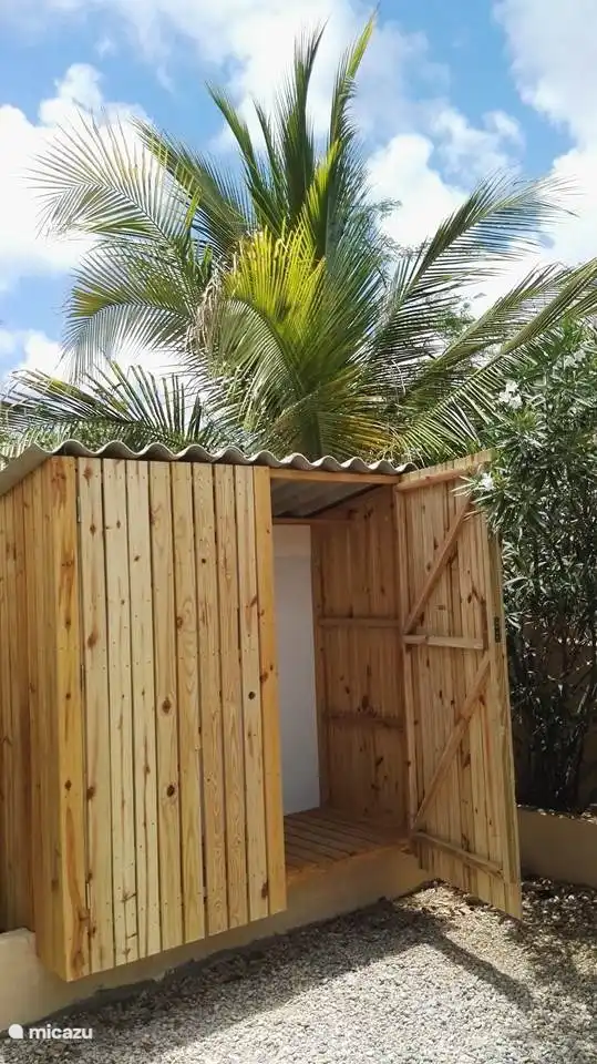 Opbergkast voor duikspullen. Deze staat in de achtertuin. 