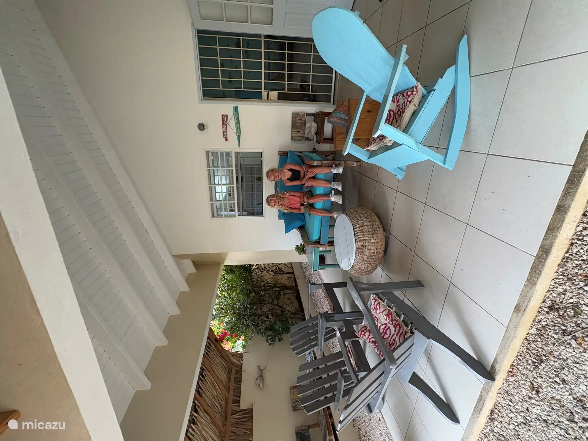 Het blauwe lounge bankje op de porch is nieuw.