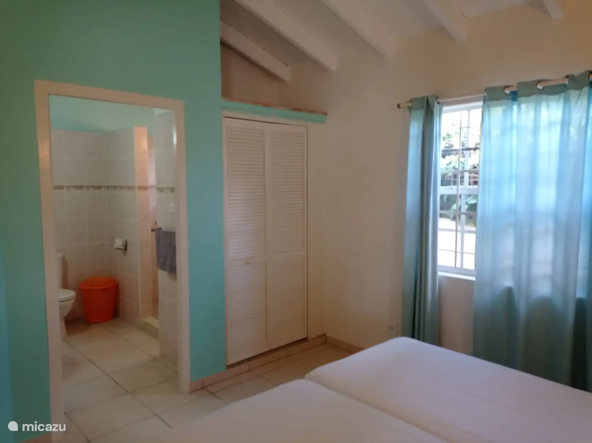 Slaapkamer 1 met eigen badkamer.