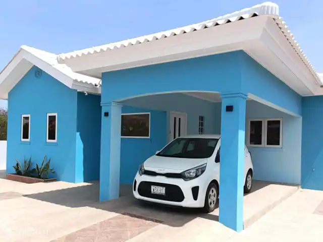Dulsura | Curaçao, Banda Abou (ouest), Big Mountain - villa La voiture est sur place à l’ombre.