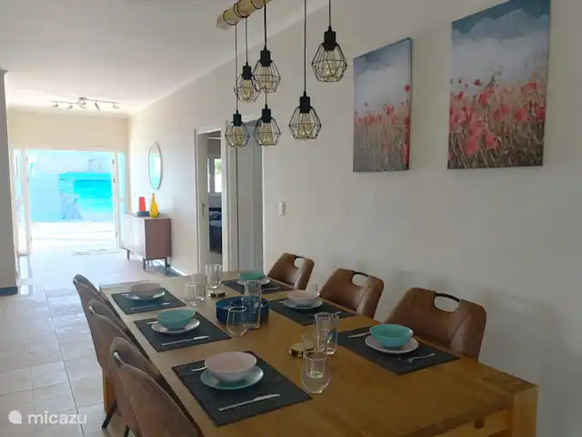 Dulsura | Curaçao, Banda Abou (ouest), Big Mountain - villa Table à manger à l'intérieur vers le jardin.