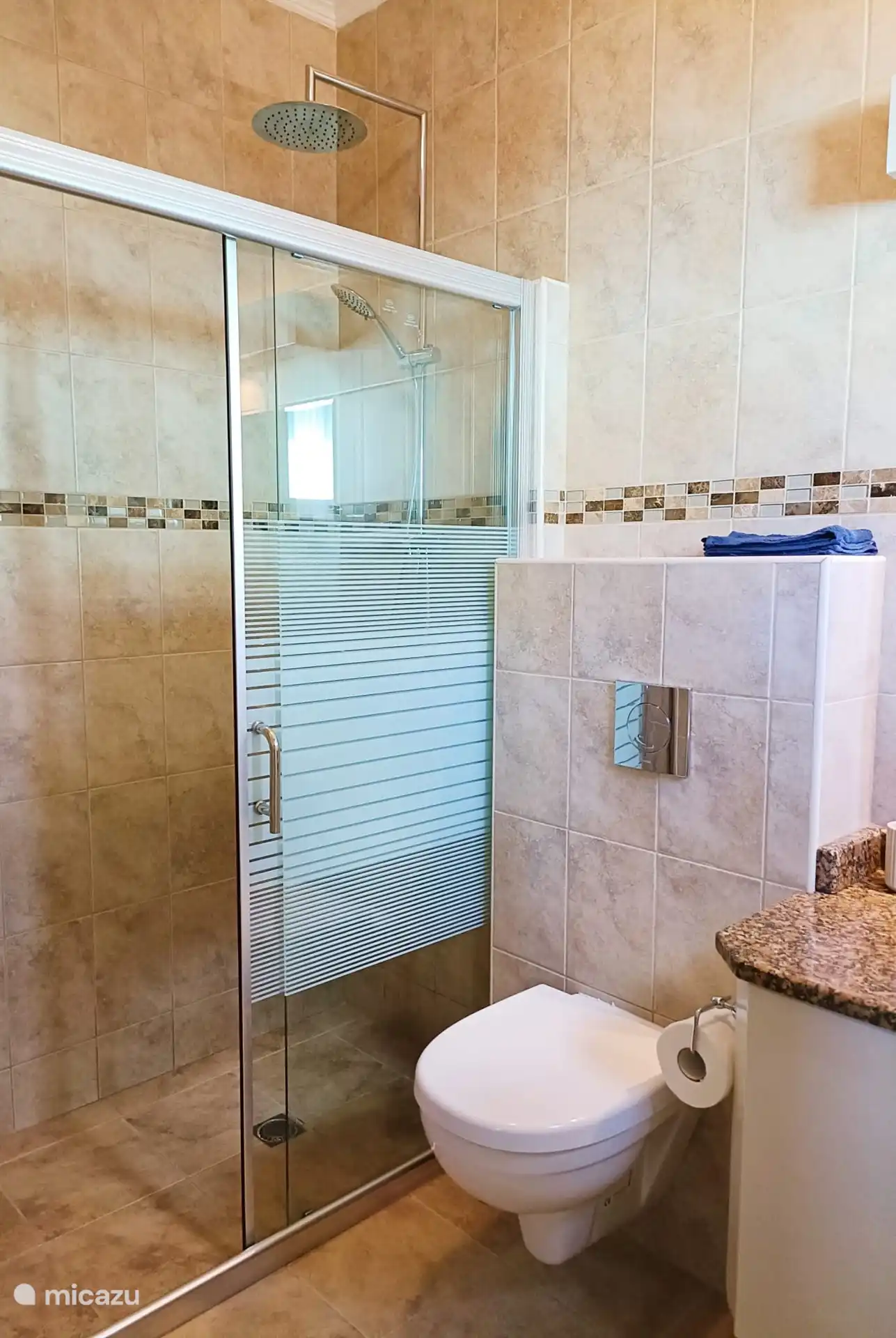 Bathroom for the 3rd bedroom at the front of the house. Equipped with (rain) shower (with hot water), hanging toilet, bathroom furniture.