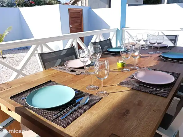 Dulsura | Curaçao, Banda Abou (ouest), Big Mountain - villa Table à manger sur le porche.
