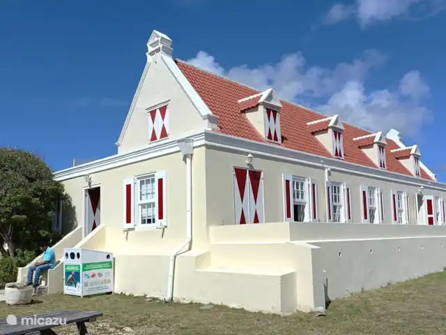 Dulsura | Curaçao, Banda Abou (ouest), Big Mountain - villa Le Landhuis Ascencion, de Grote Berg à Wespunt, organise une fois par mois un petit marché local, où vous pourrez également prendre un verre.