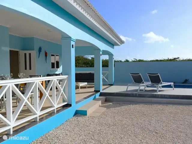 Dulsura | Curaçao, Banda Abou (ouest), Big Mountain - villa Cour/terrasse. Depuis le coin salon, il est au niveau de la terrasse de la piscine.