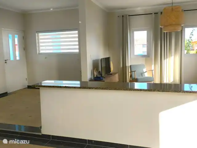Dulsura | Curaçao, Banda Abou (ouest), Big Mountain - villa Porte d’entrée, vous entrez dans le hall/salon.  Entre le salon et la cuisine, un coin bar bas.