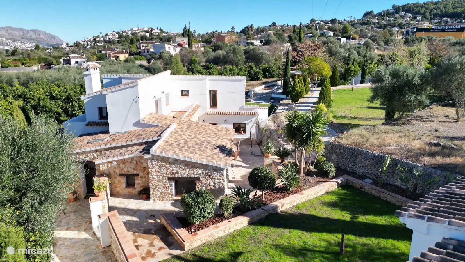 Villa und Grundstück