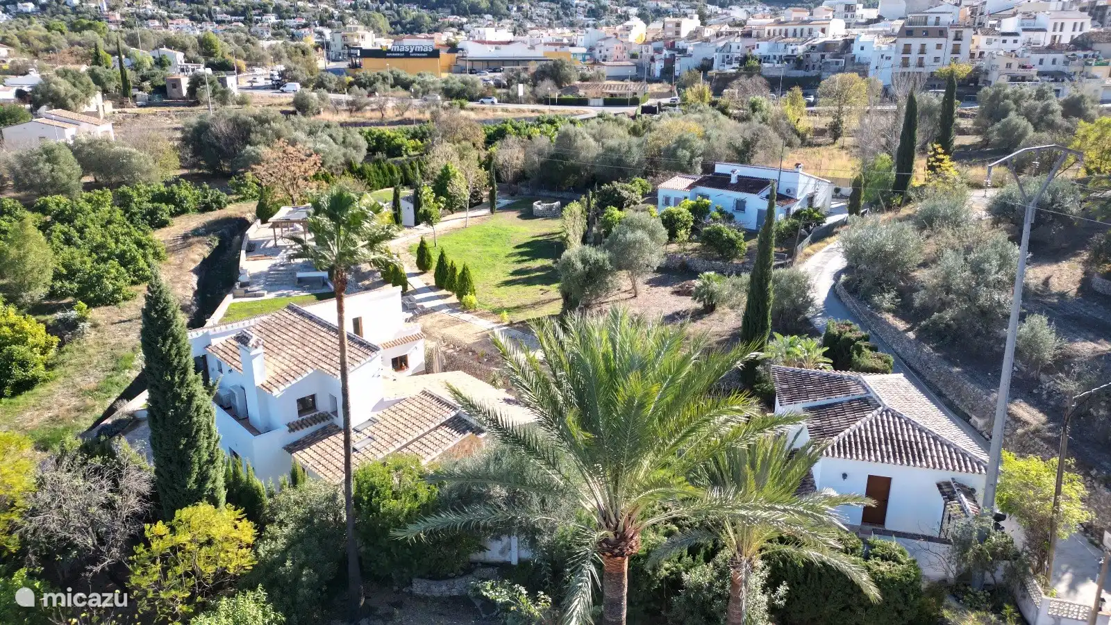 Villa und Grundstück