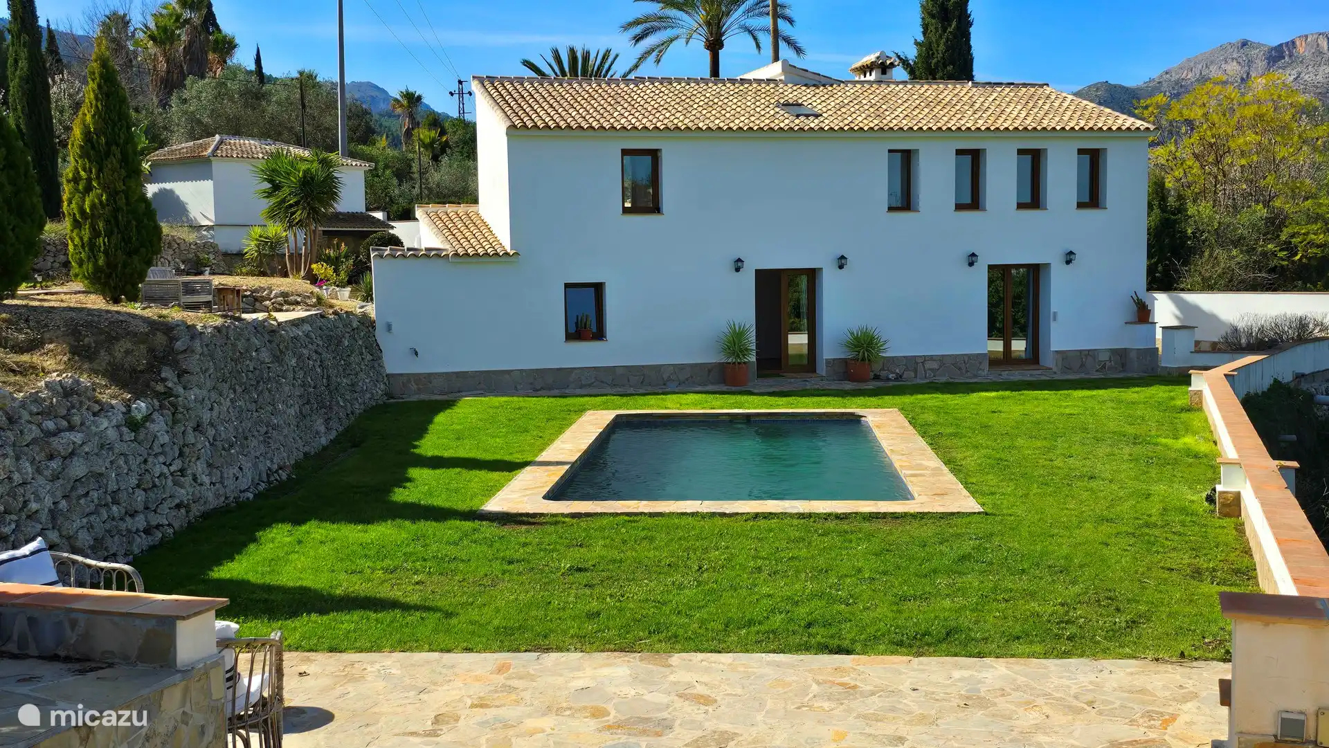 Rückseite des Hauses und Pool