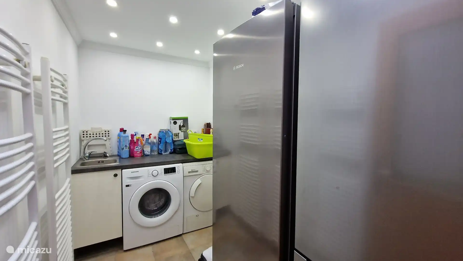 Abstellraum mit Gefrierschrank, Kühlschrank, Waschmaschine, Wäschetrockner