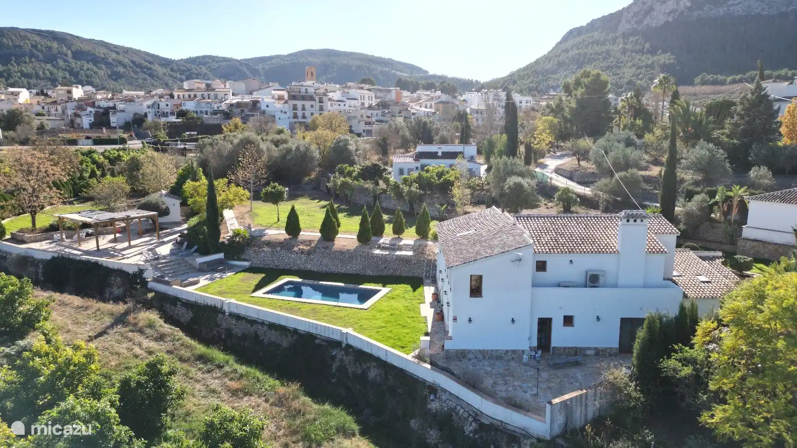 Villa und Grundstück